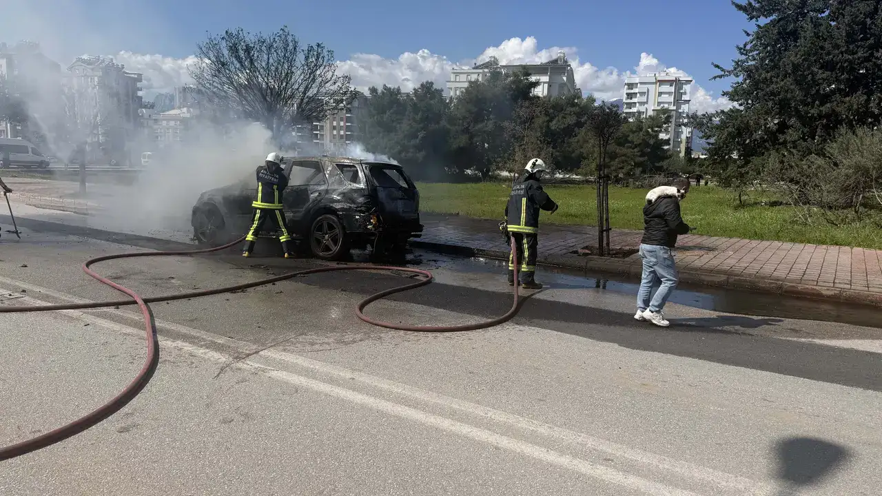 Uncalı’da Alev Topuna Dönen Araçtan Kedisini Kurtardı 3